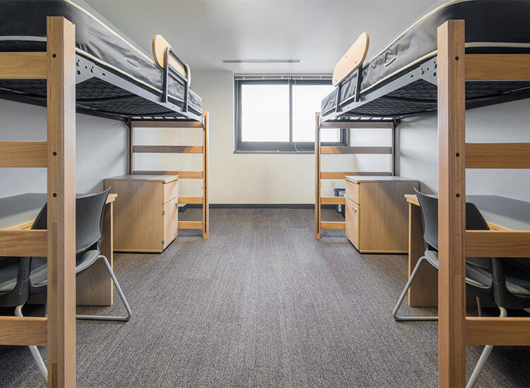 توفر غرفة النوم المريحة للطلاب مساحة جيدة للراحة.