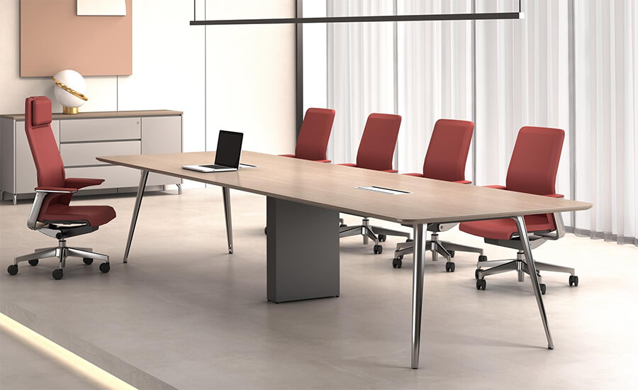 تتكون طاولة غرفة الاجتماعات الحديثة من خشب الجوز الذهبي وأرجل معدنية ، مما يخلق مساحة متناغمة وحديثة للضيوف المتميزين.