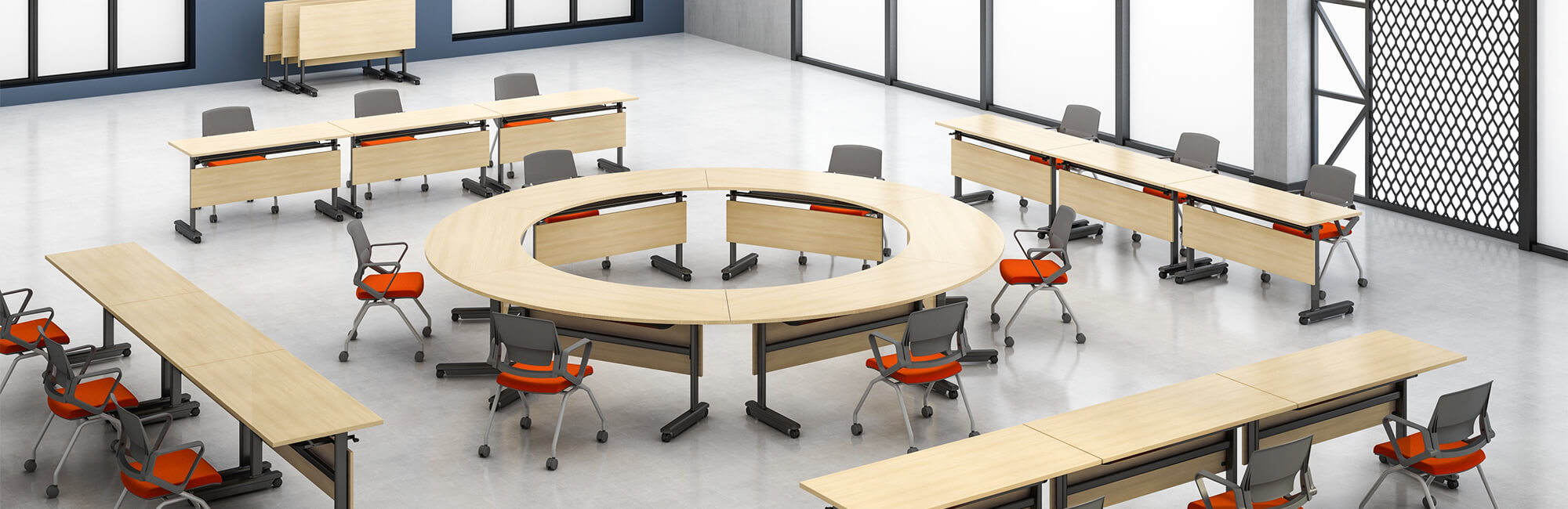 طاولة تدريب خشبية وكراسي مكتب قابلة للإزالة مع وسائد برتقالية في غرفة التدريب