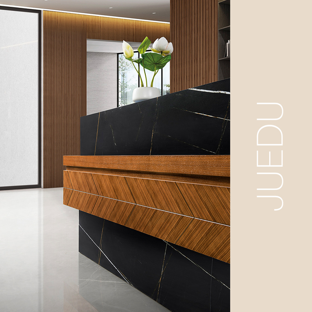 مكتب استقبال أمامي حديث مع أدراج